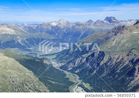 查看從蒙特珀斯(伯爾尼納阿爾卑斯山)的頂部 查看從蒙特珀斯(伯爾尼納阿爾卑斯山)的頂部 56850371