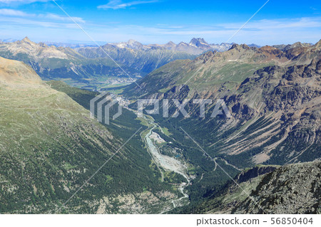 查看從蒙特珀斯(伯爾尼納阿爾卑斯山)的頂部 查看從蒙特珀斯(伯爾尼納阿爾卑斯山)的頂部 56850404