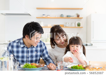 家庭,生活用餐,好朋友 家庭,生活用餐,好朋友 56852087