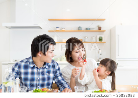 家庭,生活用餐,好朋友 家庭,生活用餐,好朋友 56852088