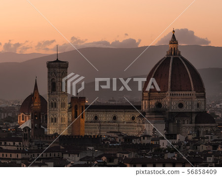 Florence, Cathedral of Santa Maria del Fiore in the evening / Florence, Italy Florence, Cathedral of Santa Maria del Fiore in the evening / Florence, Italy 56858409