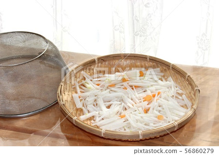 Making dried radish 56860279