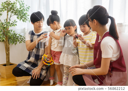 幼兒園老師和孩子們 56862212