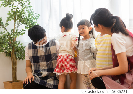 幼兒園老師和孩子們 56862213