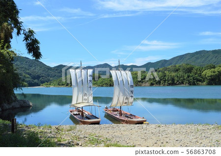 一艘帆船在Shimanto河在夏天 一艘帆船在Shimanto河在夏天 56863708
