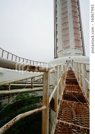 被破壞的旅館La彩虹外部，垂直的射擊 56867993