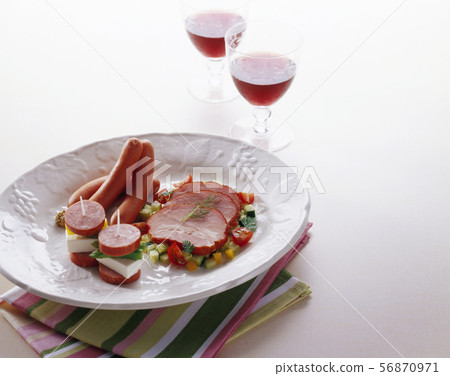 Ham and sausage-appetizer-snack-red wine 56870971