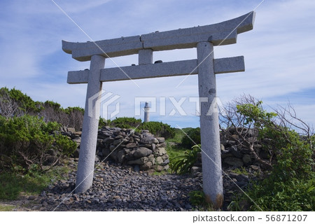 Torii and Tsunoshima Lighthouse (Shimonoseki City, Yamaguchi Prefecture) Torii and Tsunoshima Lighthouse (Shimonoseki City, Yamaguchi Prefecture) 56871207