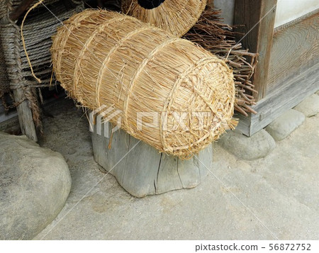 屋簷下放著“米飯年糕” 屋簷下放著“米飯年糕” 56872752