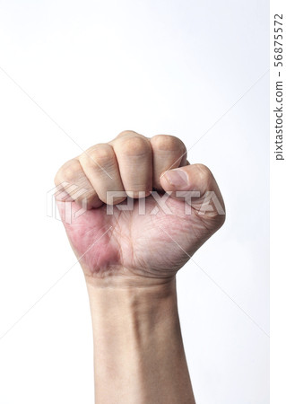 人拳頭在白色背景的握緊的手 56875572