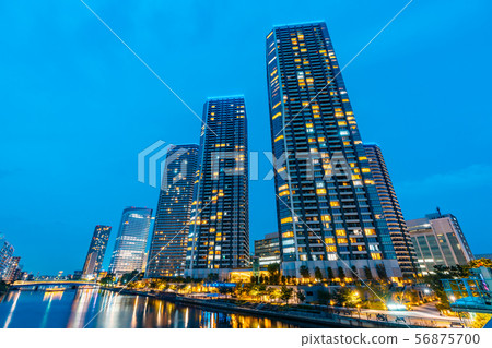 Harumi周圍的高層公寓樓和高層建築的夜景 56875700