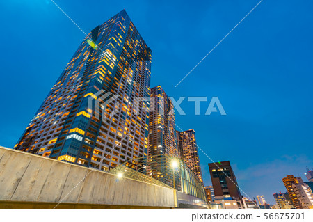 Night view of high-rise apartment buildings and high-rise buildings around Harumi Night view of high-rise apartment buildings and high-rise buildings around Harumi 56875701