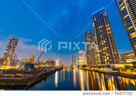 Harumi周圍的高層公寓樓和高層建築的夜景 56875702