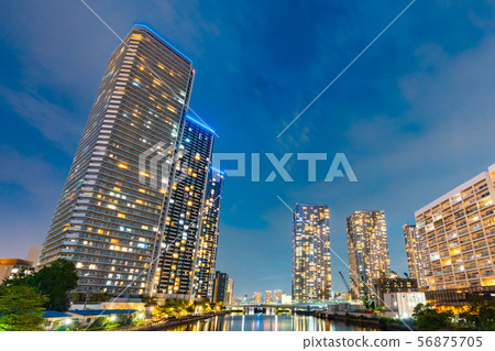 Harumi周圍的高層公寓樓和高層建築的夜景 56875705