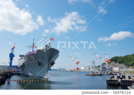登陸指揮艦藍岭停泊在美國海軍橫須賀基地 登陸指揮艦藍岭停泊在美國海軍橫須賀基地 56876116