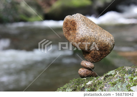 Stone balancing 56878042