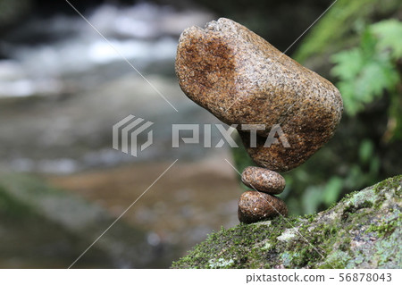 Stone balancing 56878043