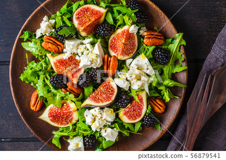 Salad with figs, feta cheese and blackberries 56879541