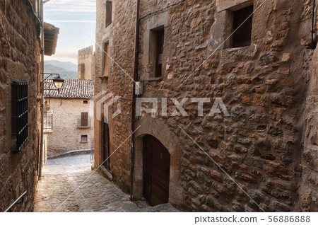 Traditional medieval architecture in Sos del Rey Catolico, Aragon, Spain.  56886888