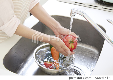 女人洗廚房蔬菜 56891312
