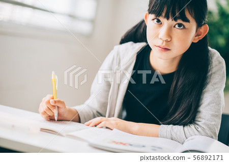 女孩補習學校學習 56892171