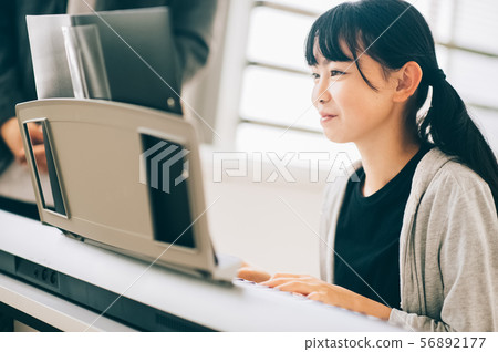 女孩在玩電子鋼琴 56892177