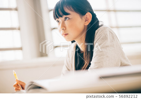 女孩補習學校學習 56892212