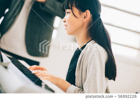 女孩在玩電子鋼琴 56892226