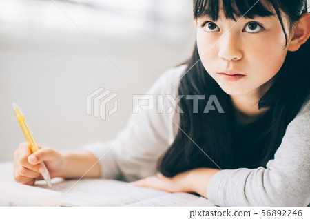 女孩補習學校學習 56892246