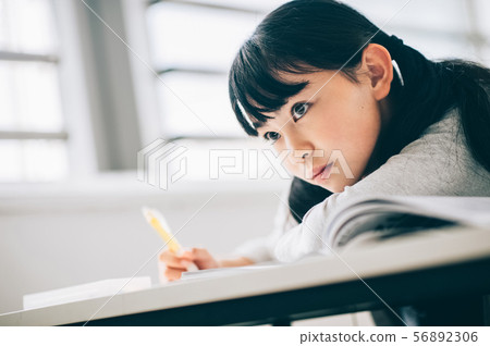 女孩補習學校學習 56892306