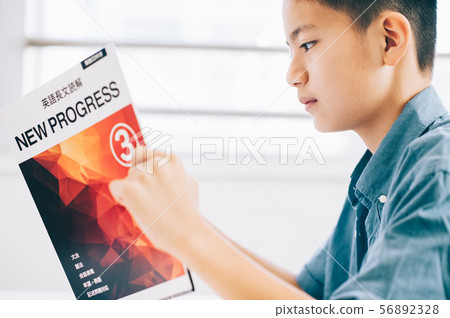 學習英語的男孩 學習英語的男孩 56892328