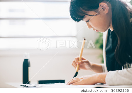 女孩書法 56892366