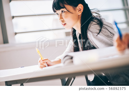 女孩補習學校學習 56892375
