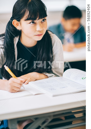 女孩補習學校學習 56892404