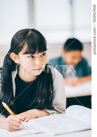 女孩補習學校學習 56892406