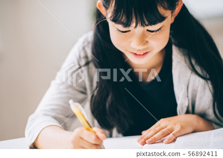 女孩補習學校學習 女孩補習學校學習 56892411