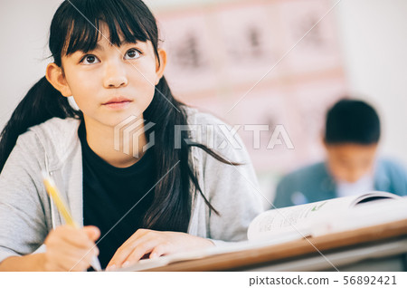 女孩補習學校學習 女孩補習學校學習 56892421