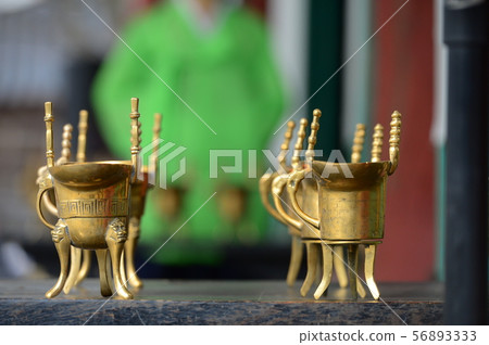 Bronze wine glass 56893333