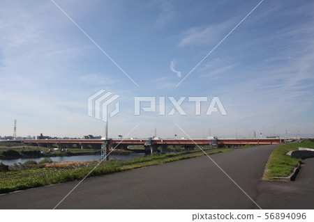 Sasame橋樑看法在Arakawa堤防的 56894096