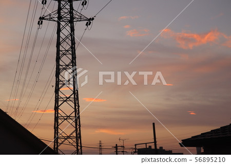 A picture of the sunset and the steel tower. 56895210