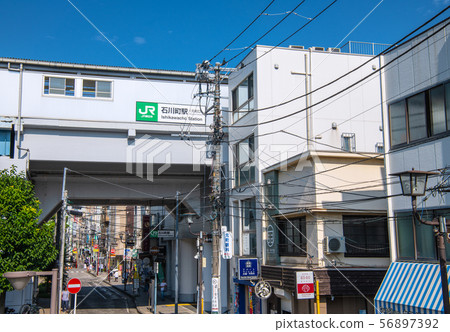 日本的橫濱城市景觀俯瞰JR石川町站(後面是平假名購物街及以後是橫濱元町購物街的方向) 日本的橫濱城市景觀俯瞰JR石川町站(後面是平假名購物街及以後是橫濱元町購物街的方向) 56897392