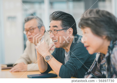 老人 年老 老年人 56897730