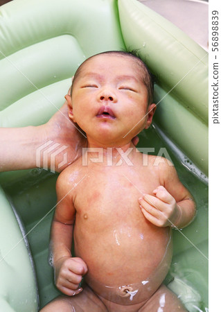Newborn's bath Newborn's bath 56898839