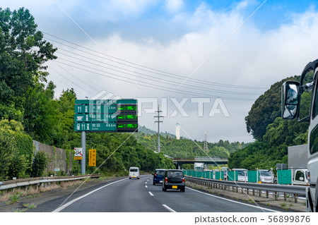 滋賀縣汽車在名神高速公路上運行很快大津交流 滋賀縣汽車在名神高速公路上運行很快大津交流 56899876