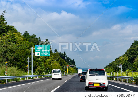 在滋賀縣的Shin-Meshin高速公路上運行的汽車。 56899877