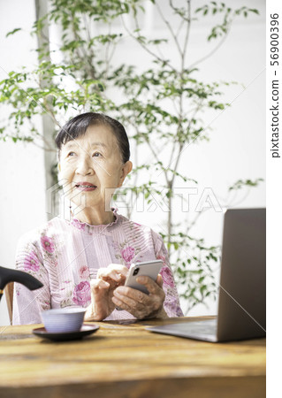 Senior female smartphone 56900396