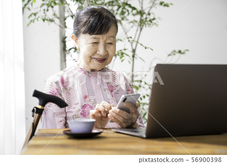 Senior lady computer 56900398