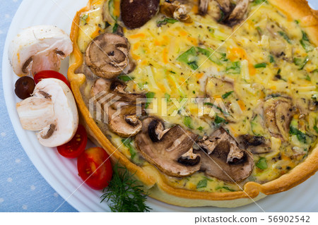 Quiche tart with mushrooms 56902542