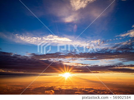 冉冉升起的太陽在雲海 56902584