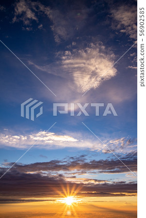 從山頂看到的朝日和雲彩 56902585